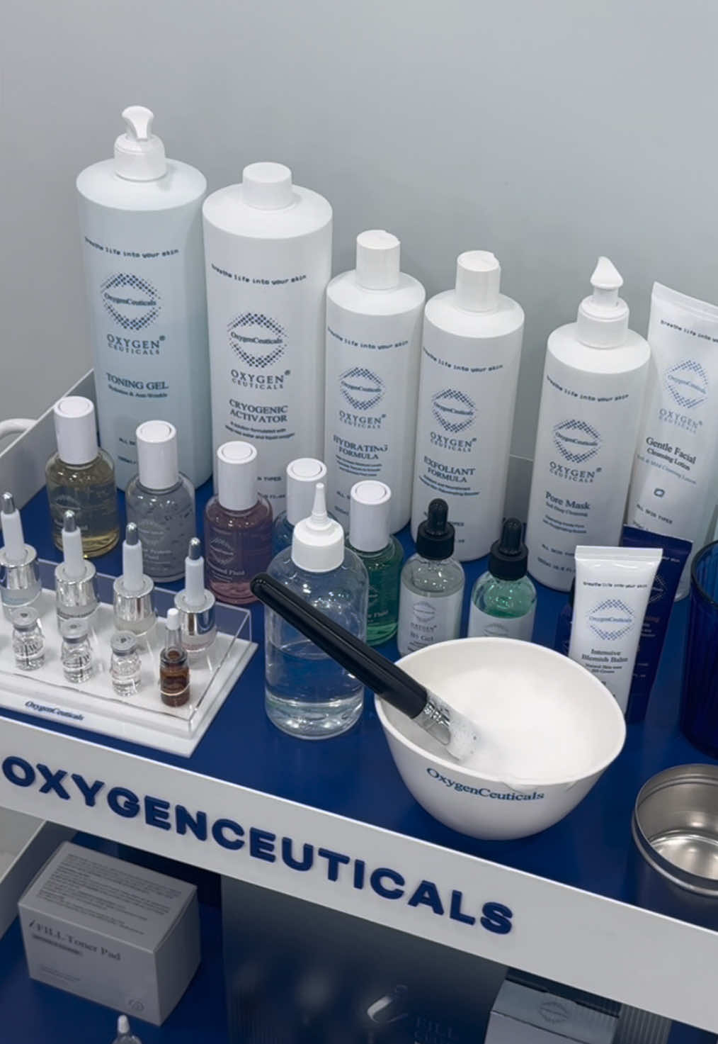 Set up and ready to glow! ✨ Our OxygenCeuticals wagon is all set with the Oxyfacial essentials to give you that fresh, rejuvenated feel. 💆‍♀️💧 Here’s what we’ve got in the backbar: i Fill Ceuti-Shot 💉 i Fill Toner Pad 🧴 Pore Mask 🫣 Cryogenic Activator ❄️ Sukalming Derma Kit 💫 Ceutisome Line 🌿 ...and more . . . #OxygenCeuticals #Oxyfacial #backbar #OxygenTherapy #SukalmingDermaKit