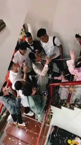 Tranh cãi clip bạn cô dâu đòi 10 triệu mới cho chú rể lên phòng rước nàng về dinh