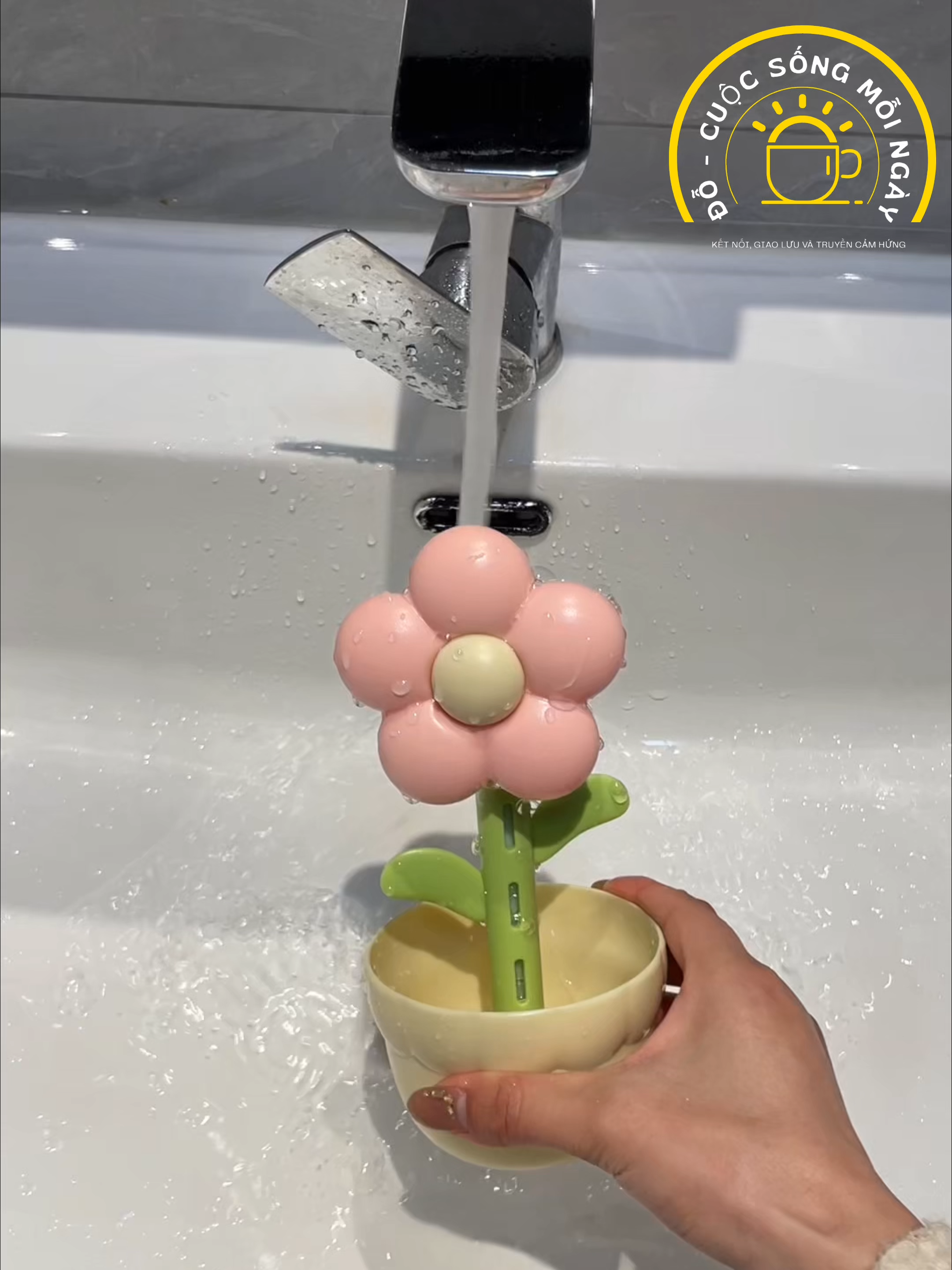 Một chiếc máy tạo ẩm nhỏ xinh với thiết kế hình bông hoa, vừa đẹp mắt vừa hữu ích. Nhỏ gọn, tiện lợi và thực sự hữu dụng cho mùa thời tiết hanh khô. #ĐỗCuộcSốngMỗiNgày #MáyTạoẨm #TiệnÍchGiaĐình