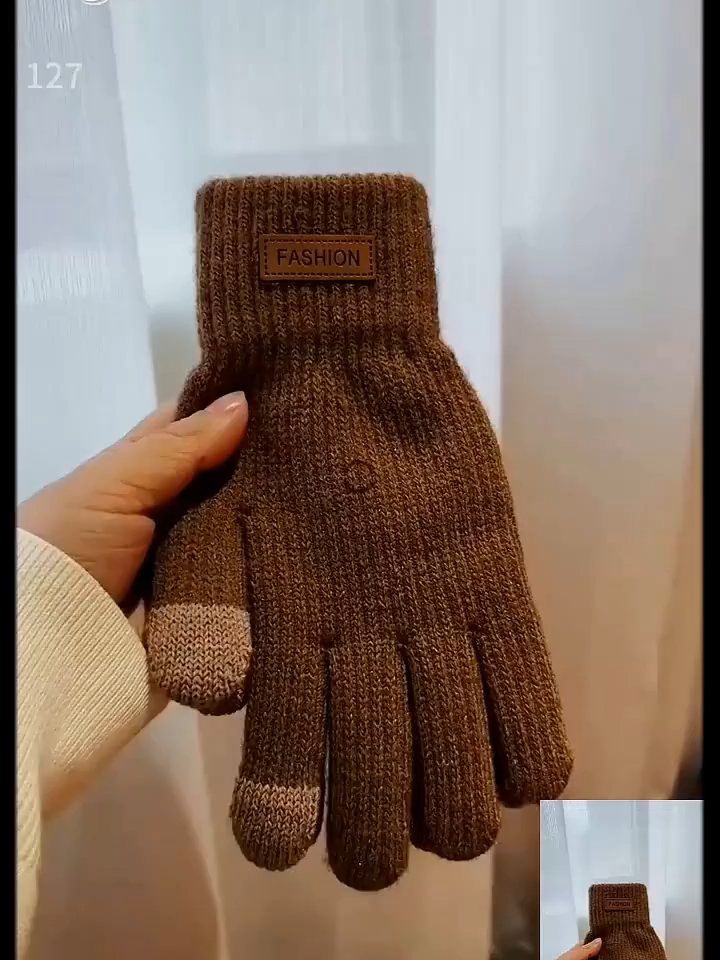 “แค่มองก็รู้สึกอุ่น! แต่ที่เด็ดกว่านั้นคือ ใช้งานมือถือได้แน่นอน~”