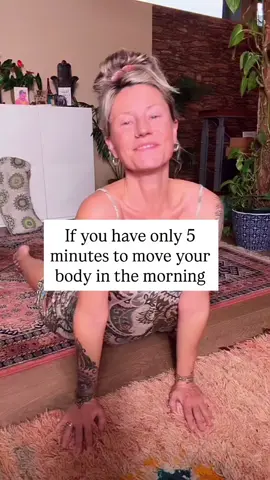🌸 IF YOU ONLY HAVE 5 MINS 🌸 Do each of these poses for for two minutes apart from washing machine, do that for one minute. Moving the spine in all five directions each morning resets both the body and the energy system. It rehydrates your discs, loosens stiff fascia and wakes up your joints, while also clearing stagnation along the chakras (energy centres) encouraging prana to move freely through the central channel. Wooohooo 🥳 These simple practices switch your system from heavy to flowing and sets your posture, breath and energy on a balanced track for the day. They really work well and you only need 5 minutes. Nothing works without your energy, sit afterward and meditate on the flow of breath filling you with life-force Make sure you take these steady in the morning it’s about purpose not speed, because the spine is just waking up ✨🌼 Then have a jolly good day 😌😌 Will you try these? 💜 . . #kundalini #energyflow #lifeforce #kundaliniyoga