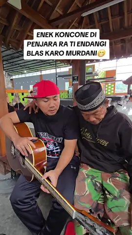 sui ra nggitari murdani nyanyi..😁