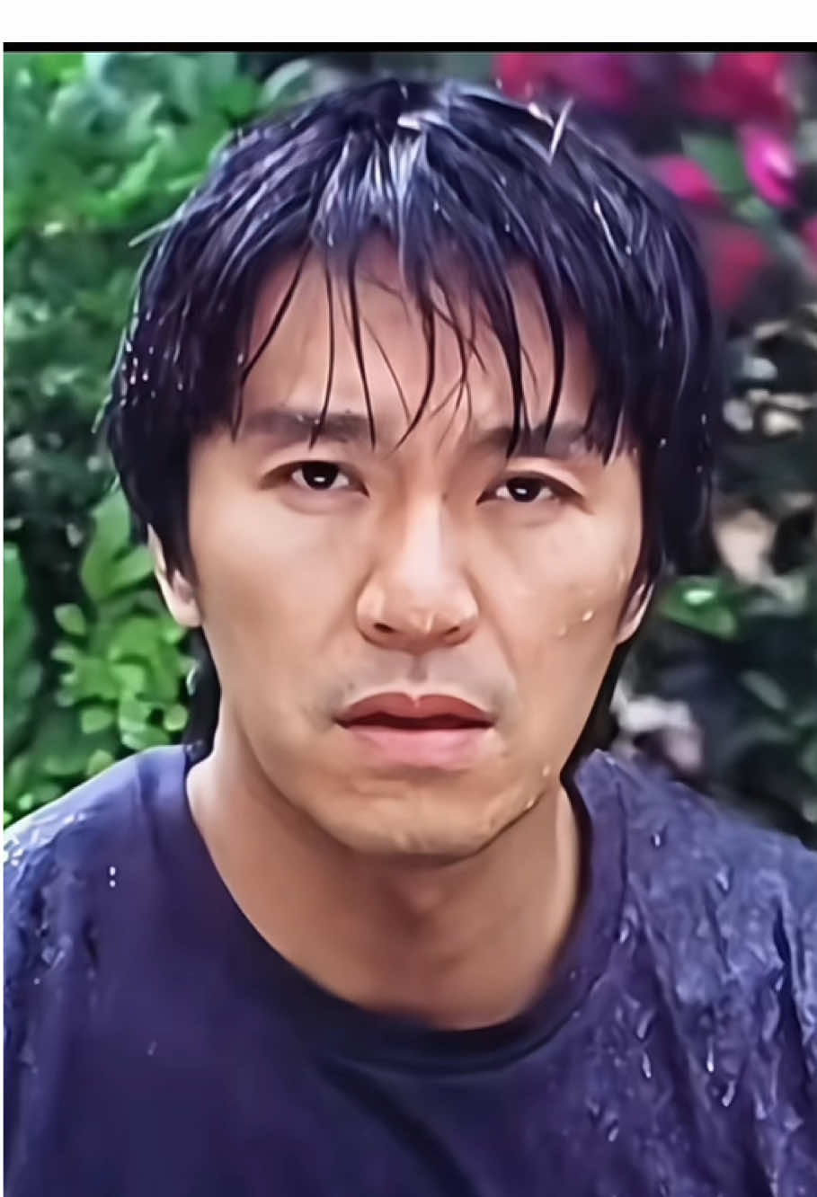 Ô...Che được mưa trên trời....Lại không che được mưa trong lòng 🥴.         #chautinhtri #Tinhgia #stephenchow #tinhgia7979 #周星驰 