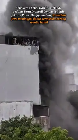 Kebakaran hebat melanda gedung Terra Drone di Cempaka Putih, Jakarta Pusat. Hingga saat ini, 22 korban jiwa meninggal dunia, termasuk seorang wanita hamil #gedungterra #gedungterrakebakaran #kebakarangedungterra #korbanmeninggalgedungterra 