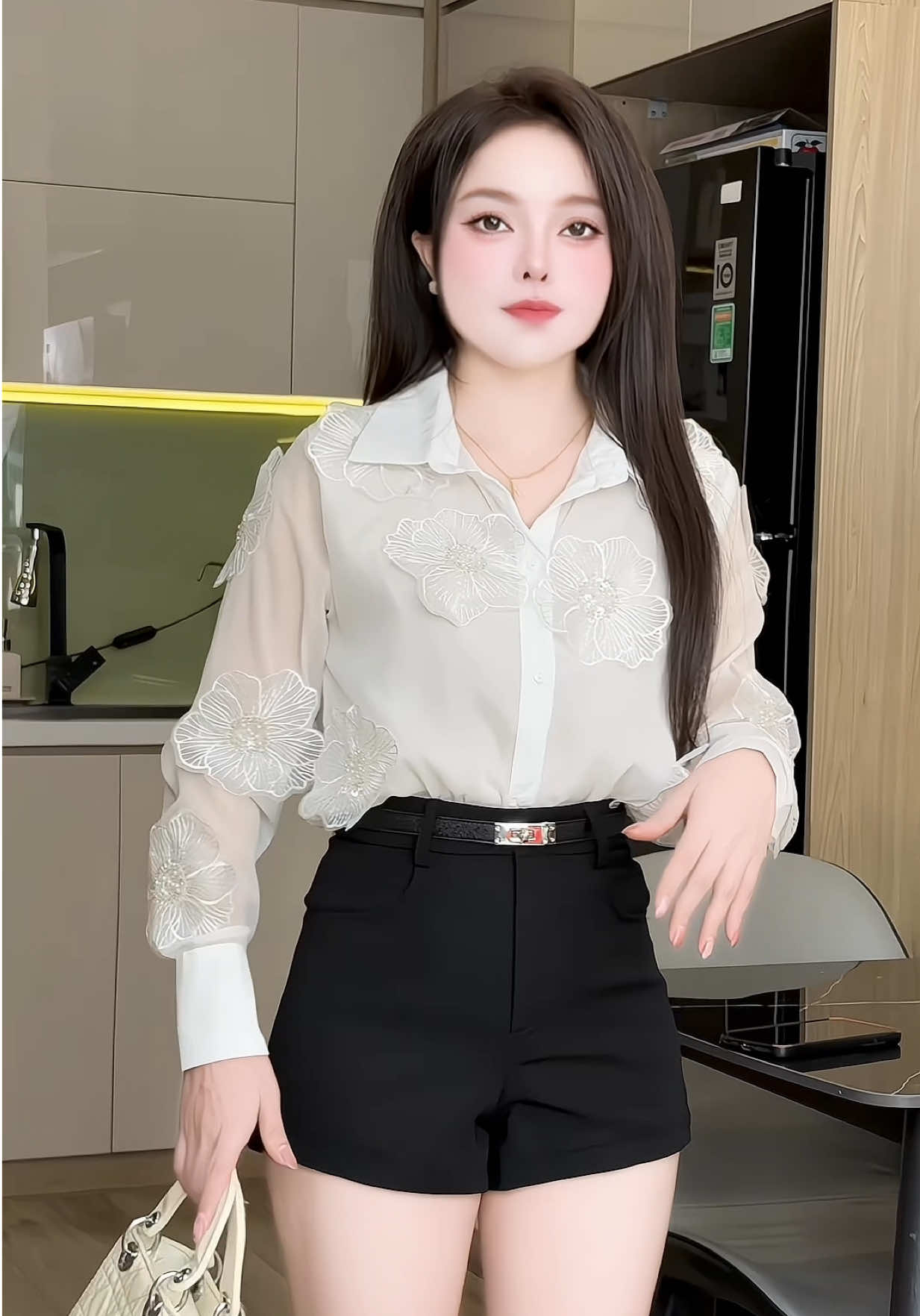 Áo sơ mi đính hoa tiểu thư mà form trẻ trung chất luôn bà ơi, dễ mặc  phom mê luôn giá lại rẻ   #aosomi #aosominu #aosomidaitay   