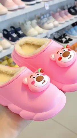 Sục lót lông chống nước cho bé. Mang vào êm và ấm chân cho bé #xuhuong #thinhhanh #depchobe #depxinh #dep 