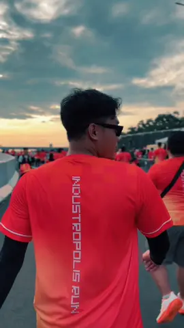 Pelarian kali ini berbeda, terasa lebih ringan tanpa beban. Unafraid, I move forward Kutinggalkan segala beban yang menggangguku tahun ini ya Allah, aku ingin melangkah dengan tenang di tahun2 yang akan datang.  Semoga hal-hal baik selalu menyertai aku, kamu dan kita semua. industropolis run 2025 #CapCut #industropolisrun #KITB #fypシ 