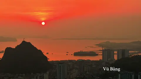 Hoàng hôn buông trên phố biển.