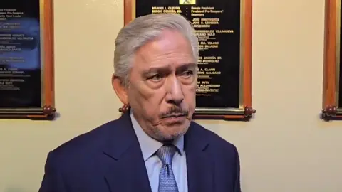 ‘HINDI PAPAYAG NA HINDI NAKA-LIVESTREAM’  Hindi raw papayag si Senate President Tito Sotto na hindi i-livestream ang bicameral conference para sa national budget. Giit ni Sotto, dapat manatiling bukas sa publiko ang talakayan, lalo na’t mismong si Pangulong Bongbong Marcos ang nagsabing kailangan itong i-livestream. Ayon kay Sotto, may ilang nagpapasabi umano na tutol sa live coverage, pero wala raw siyang narinig na anumang direktang pagtutol mula kay Speaker Bojie Dy.  Dagdag pa niya, mahalagang makita ng publiko kung sino ang naglalagay ng mga probisyon sa budget, partikular sa DepEd, DOH at Agriculture. | via #MOJO Marymon Reyes #oneph #newsph #SocialNewsPH