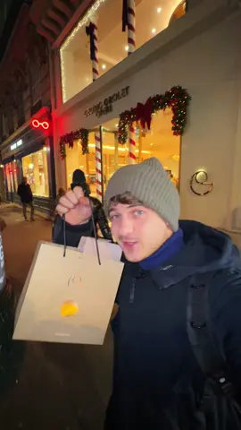 Cedric Grolet senza fare la fila. Basta andarci alle 18:00, prendere quello che rimane. 