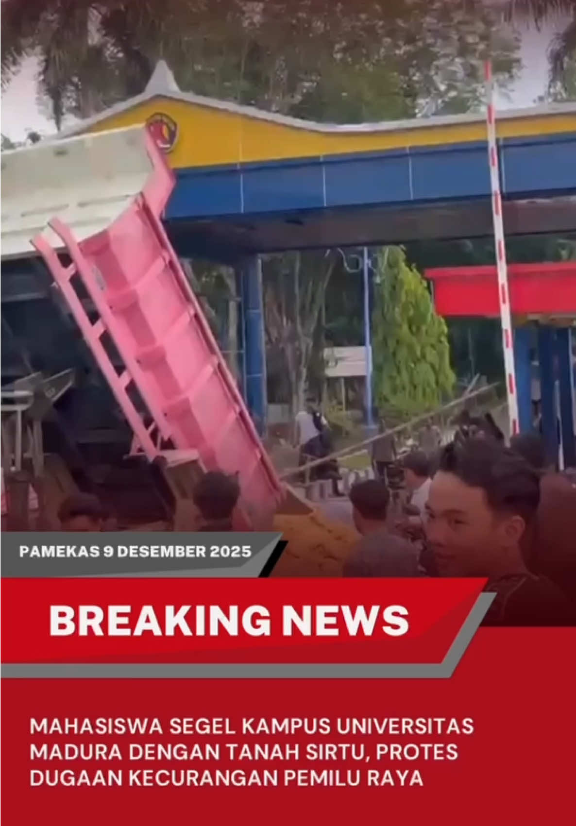 Aksi demonstrasi mahasiswa Unira Pamekasan di depan pintu masuk kampus, diwarnai dengan blokade jalan menggunakan galian C. Kira-kira apa masalahnya mahasiswa Unira ini? #unira #universitasmadura 