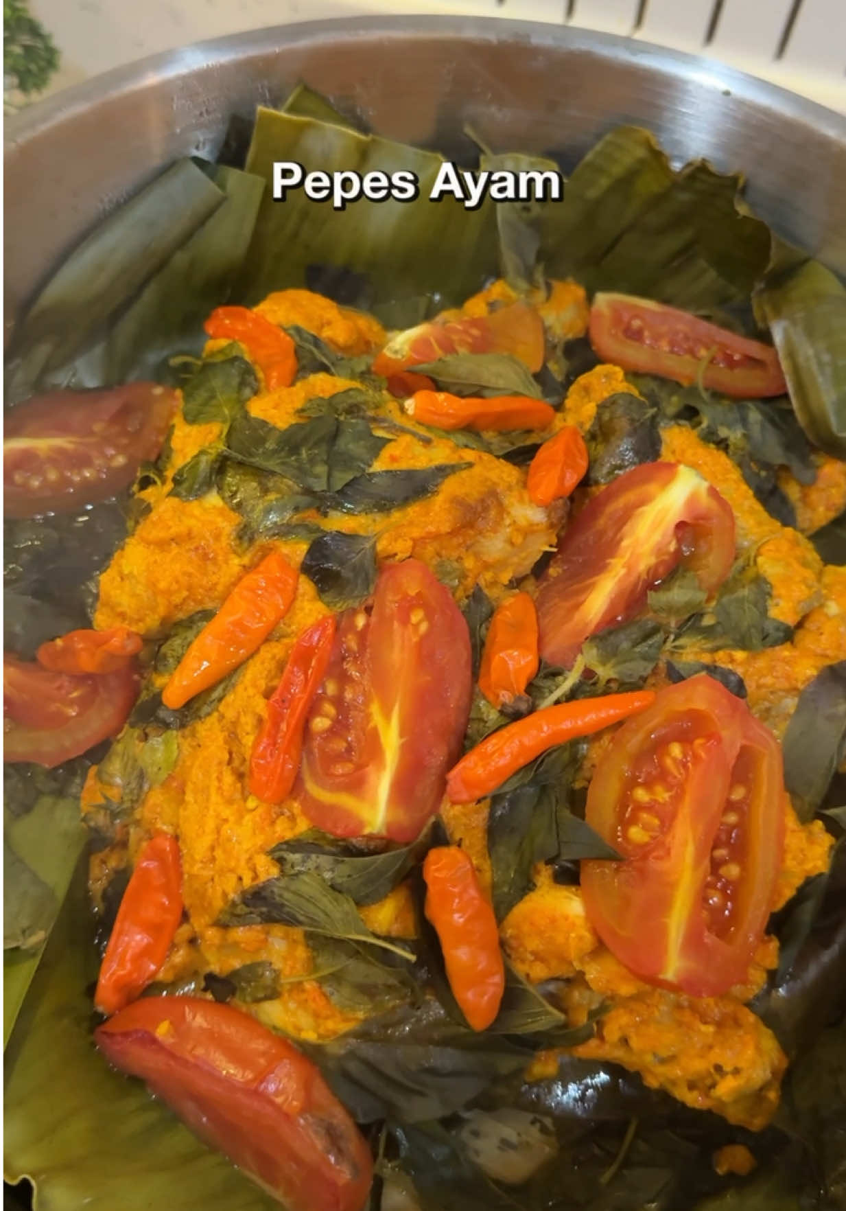Spill disini 👇🏻👇🏻  🛒 Panci kukus Granit | Link di bio No. 1120  🛒 Blender Bumbu | Link di bio No. 1121  Pepes ayam pedas Gurih  Bumbu halus :  15 Bawang merah 10 B. putih 7 Cabe rawit 12 Cabe merah  1 Jempol Jahe 2 Kunyit 5 Kemiri 1 Lada bubuk Bumbu tambahan : - Kemangi - 2 Lembar daun salam - 3 Lembar daun jeruk - 2 Batang serai iris - 2 tomat merah - 10 Cabe rawit Kukus selama 25 menit , enak banget kalian wajib cobain 🫶🏻  #pepesayam