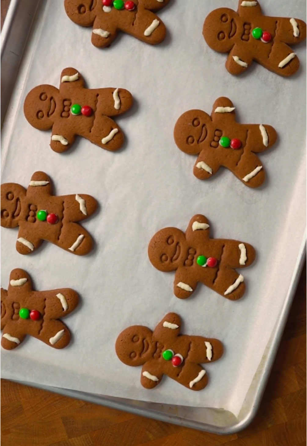 جينجر بريد  ٣ اكواب دقيق  ملعقة صغيرة بكربونات الصودا  ١ ملعقة كبيرة زنجبيل باودر  ١ ملعقة صغيرة قرفة مطحونه نص ملعقة صغيرة قرنفل مطحون  رشة جوزة الطيب ٧٥ غرام زبدة  ثلاثة ارباع كوب سكر بني ( ضروري يكون رطب) نص كوب دبس السكر او العسل الأسود  حبة بيض ملعقة صغيرة فانيلا  #جدة  #كوكيز  #ترند  #حنين_عثمان  #حلويات_سهله  #حلويات_شتوية  #Jeddah  #trend  #Cookies #Gingerbread #Winter