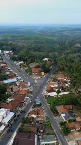 Ada yang sering lewat sini kalo lagi berpergian, salah satu simpang iconik yang ada di way kanan  #waykananlampung #fyp #simpang4 #bundaransimpang4 #umpusemenguk 