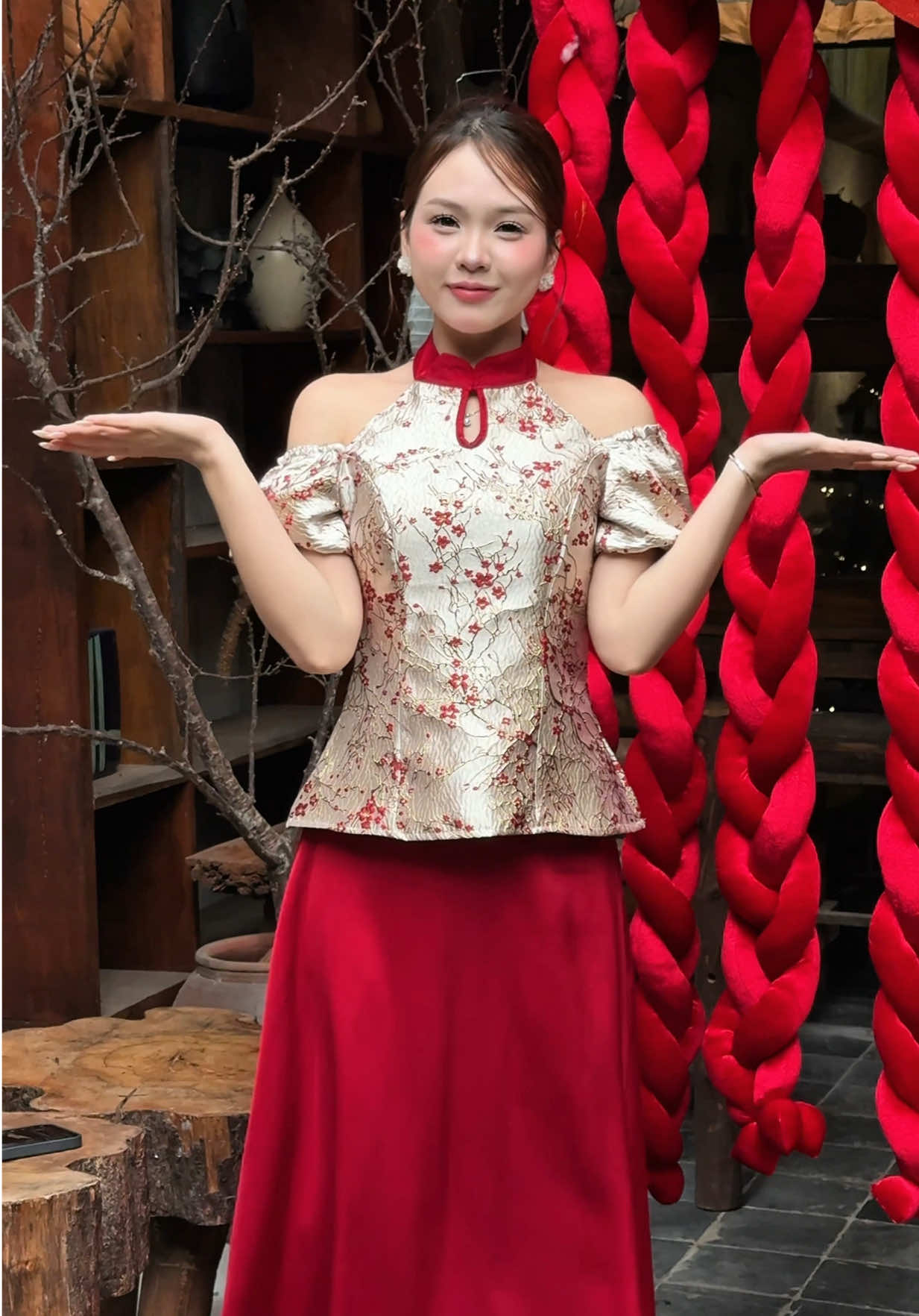 Hông mặc áo dài thì mặc gì vào ngày tết ??? 🧧🧧#chupanhtet #xuhuongtiktok #sieusaleblackfriday #tet #xuhuong #xuan2026 #trending #yếm 