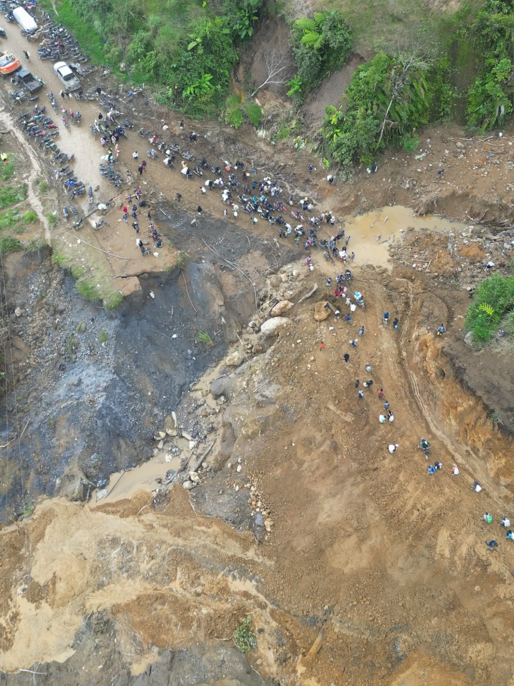 JALUR KKA BENER MERIAH ACEH UTARA update hari ini 9 Desember 2025, alat berat udah bekerja. masyarakat masih banyak berjalan kaki mencari beras dan BBM, motor trail atau motor yang sesuai dan nyali besar diperlukan untuk akses rute ini.  #banjiraceh #jalankka #aceh #drone #infoupdate 