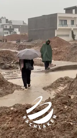 مەترسی داڕمانی لەسەرە هاوڵاتییەك هاوكاری كچە خوێندكارێك دەكات بۆ پەرینەوە لە پردی خەلیفاوا لەشاری سلێمانی.#