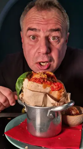 Siamo stati a Castellammare di Stabia ed abbiamo fatto una bella scoperta la pizzeria dei @PIZZERIA F.LLI CALABRÌ RC3.0 dove abbiamo gustato il loro fritto, la pizza a ruota di carro, un super cuzzetiello con un impasto particolare fatto da loro ed infine la pizza fritta. Una vera goduria. Videomaker @Carlo Aceto #celhoperte #peppefoodie 