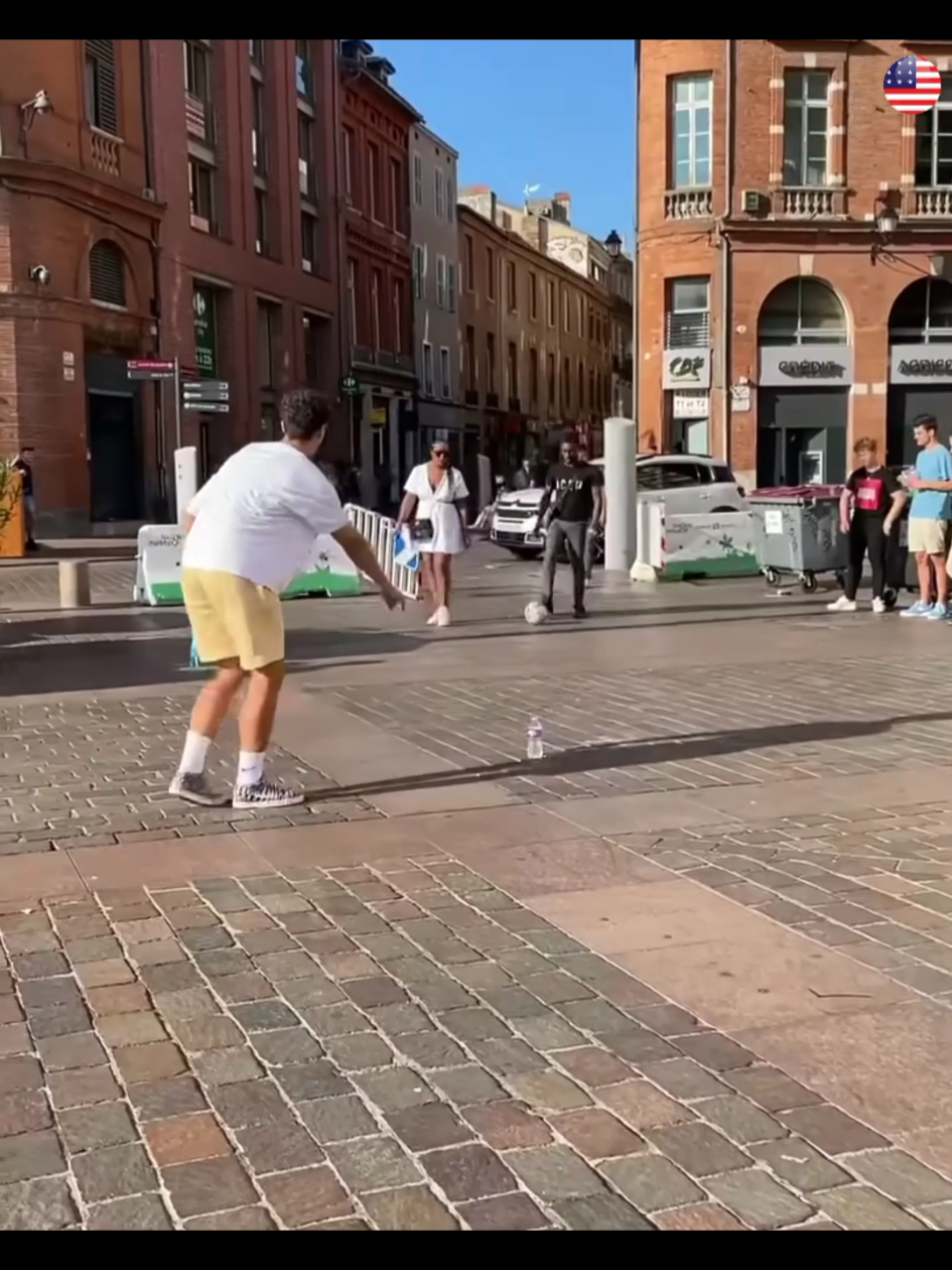 Moments challenges football 😂 #football #Soccer #fyp #footballtiktok #footballchallenge 