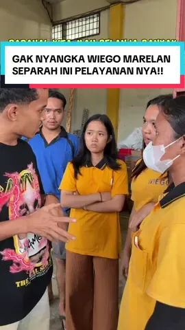 Kronologi : Jadi temen temen awalnya kita tuh mau belanja kebutuhan alat dapur untuk korban banjir di wiego marelan @WiegoHouseware terus kita masuk lah kedalam parkiran, singkat cerita kita masuk kedalam toko untuk mencari barang yang kita butuhkan, ga lama kemudian, kita bertanya kepada salah satu karyawan wiego marelan untuk mencari rak kompor portbale, tapi yang kita dapatkan pelayanan yang kurang baik dengan nada ketus dan wajah jutek “kak dimana ya kompor portable?” dijawab karyawan tsb “dibelakang sana lihat aja” bisa dibantu antarkan kak? Dia diam aja tanpa meninggalkan jawaban, lalu kita cabut lah karena dicuekin nya. ditengah kita mencari barang tersebut terdengar pengumuman dari pihak bagian informasi bahwasannya mobil kita disuruh pindah padahal kita parkir ditempat yang sudah disediakan oleh wiego marelan bukan ditempat parkir liar/parkir barang. Lalu kita menghampiri kebagian informasi dan kita mengatakan “sebentar ya kak ini kita mau ambil barang, setelah itu pembayaran” jawaban yang kita dapat justru tidak baik, dan pihak informasi terus-terusan mendesak-desakan kita untuk memindahkan mobil. padahal posisi mobil kita tidak ada sama sekali menganggu apapun. dan posisi nya memang benar. Pergi lah kita tidak jadi belanja, lalu pas kita mau cabut karyawan tersebut justru memberikan ekspresi dan lirikan jutek kepada kita, seperti yang ada dividio. Ternyata bukan cuma kita aja yang mendapatkan pelayanan seperti itu, kalian bisa cek di ulasan google maps sudah banyak memberikan bintang 1. Parah sih!! emang seperti itu ya SOP nya? Ditunggu etikad baik nya dalam 1x24 jam. Tolong lah pihak management wiego diperhatikan lagi untuk memilih karyawan. Terimakasih!  #alehalehkhasmedan 