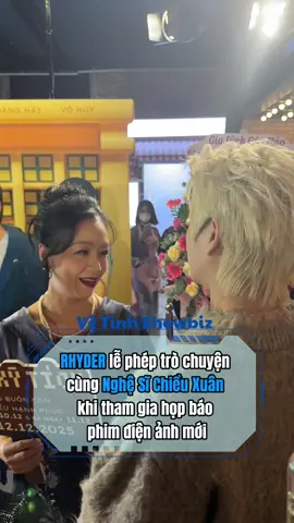 RHYDER lễ phép trò chuyện cùng Nghệ Sĩ Chiều Xuân khi tham gia họp báo phim điện ảnh mới #vetinhshowbiz #rhyder #nghesichieuxuan #badungbuoncon #thehekytich 