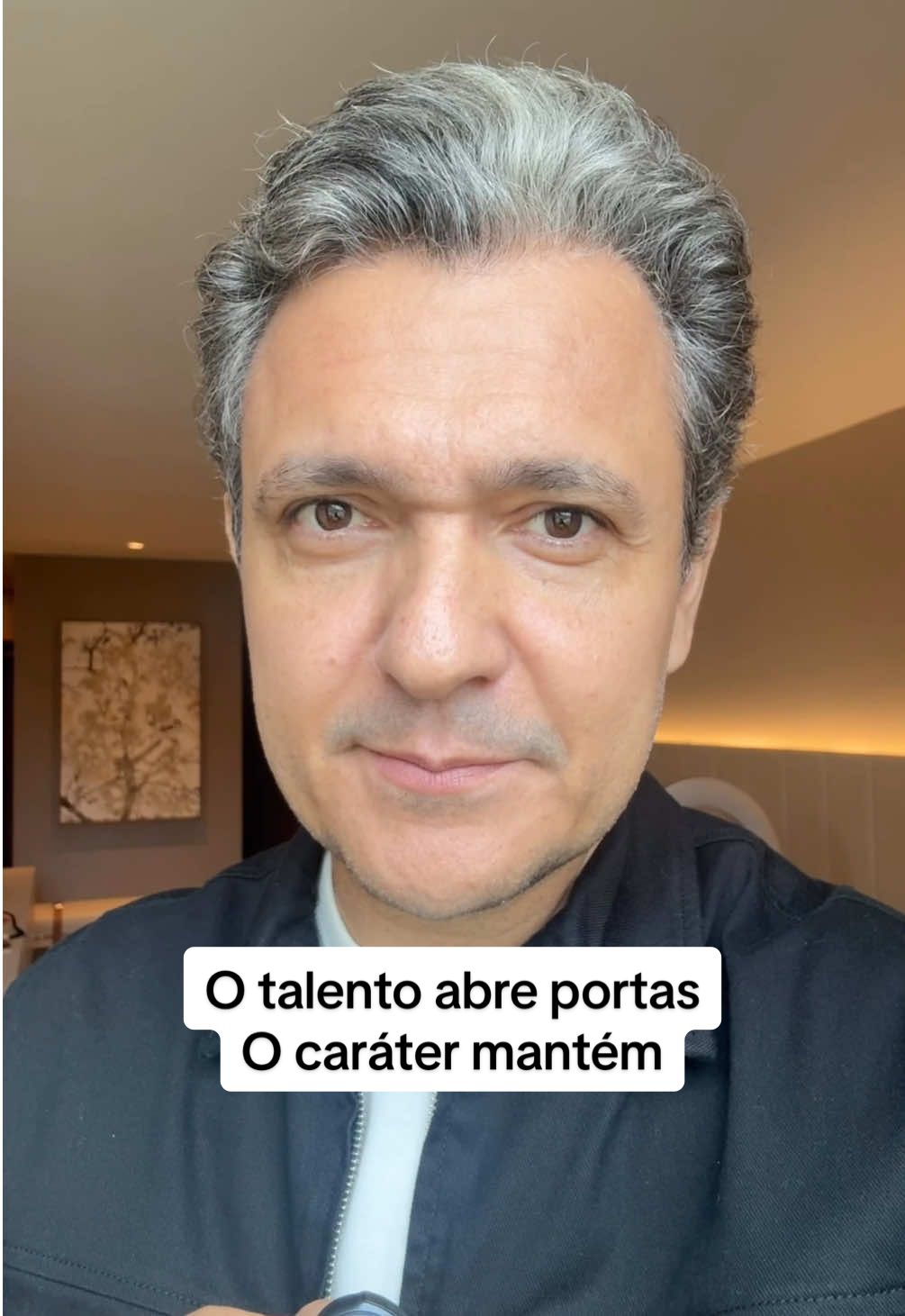 Você já reparou que tem gente extremamente talentosa… que vive patinando na própria carreira? Tem casos também de carreiras que até crescem sem ética, mas desmoronam por falta de base. A esperteza pode até funcionar por um tempo. Mas o tempo também é implacável: ele devolve tudo com juros. Profissional de verdade não se mede só pelo currículo. Se mede também pela consciência com que vive. É necessário ter resultado com ética, caráter, respeito. Uma coisa não se separa da outra. Porque no final, ninguém cresce sozinho… e ninguém cai sozinho também. Comenta aqui: O que pesa mais na sua vida profissional hoje? Conta também se você já trabalhou com gente talentosa mas sem caráter. #falasucesso #arthurluis #arthurluiscardoso 