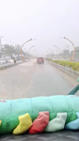 jalan udah gelombang, ditambah waktu hujan air menggenang dijalan💦😬#fypviralシ #masukberandafyp #sampit_kalteng 