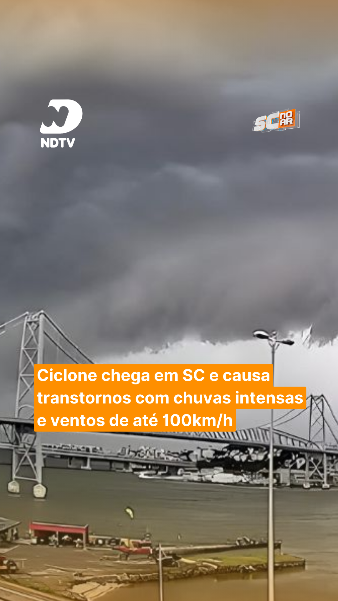 Santa Catarina segue em alerta por causa das chuvas persistentes associadas ao ciclone extratropical nesta terça-feira (9). Diversas regiões do Estado registram risco alto de alagamentos e enxurradas, com avisos ativos da Defesa Civil. Entre as áreas com atenção especial está a Grande Florianópolis, onde a chuva intensa acumulada em curto período provocou alagamentos no Centro e no Sul da Ilha. Cidades próximas do Litoral Norte e Sul também estão sob alerta devido ao volume elevado de precipitação. Segundo a Defesa Civil, Santa Catarina deve manter atenção ao longo do dia, já que a instabilidade permanece até o início da tarde. Na quarta-feira (10), os principais efeitos do ciclone devem ser os ventos mais fortes, especialmente no Litoral. Acompanhe a programação da NDTV RECORD em ndplay.com.br #ndtvrecord #santacatarina #chuva #ciclone #defesacivil #alerta #tempo #meteorologia