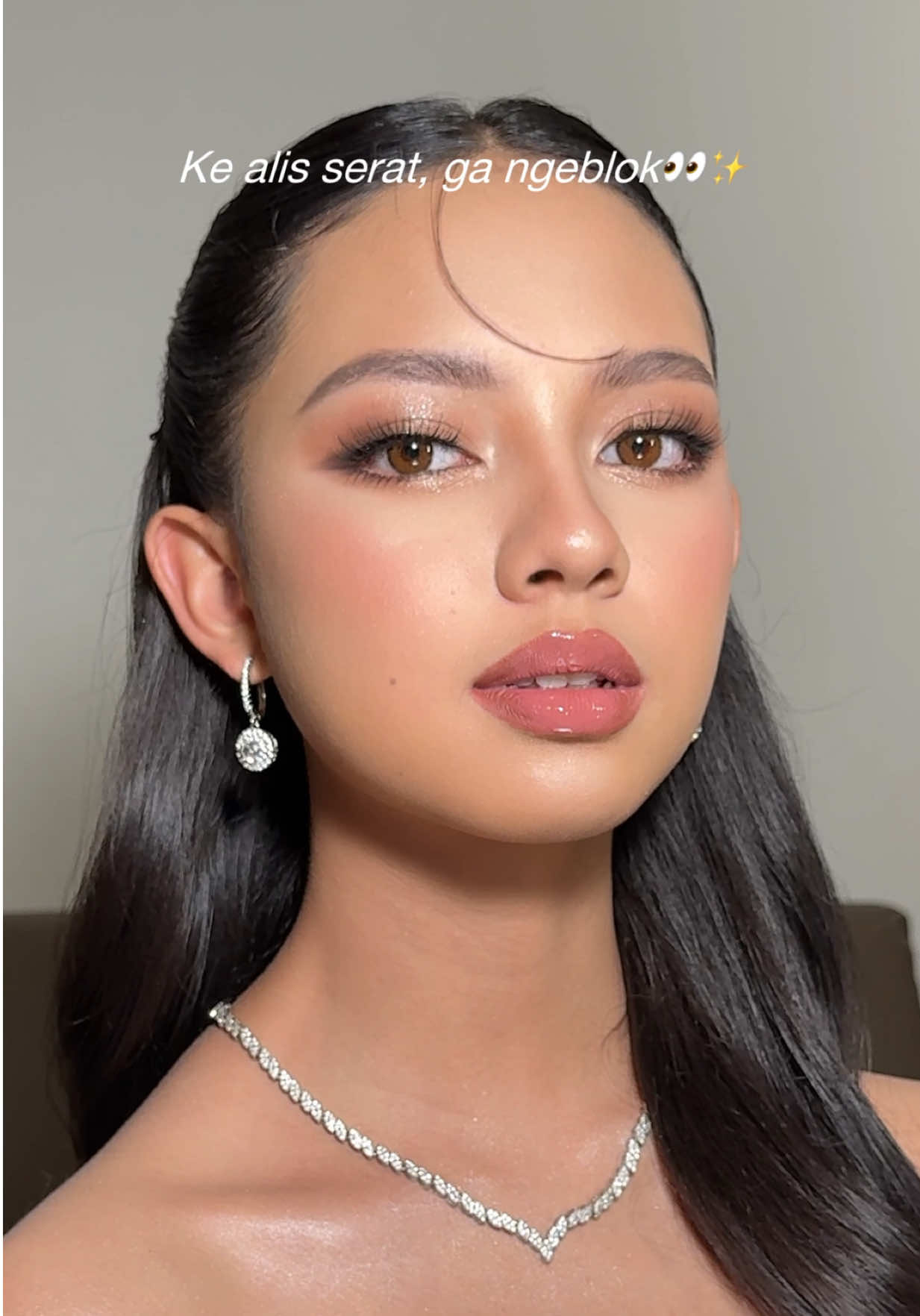 Siapa nih yang suka nanya per alis-annn, ini versi ga ribet cuma pake pensil alis doaaangg! 🤏🏻✨ cobainnn #muabandung #muabdg #muajkt #muajakarta #weddingmakeup 