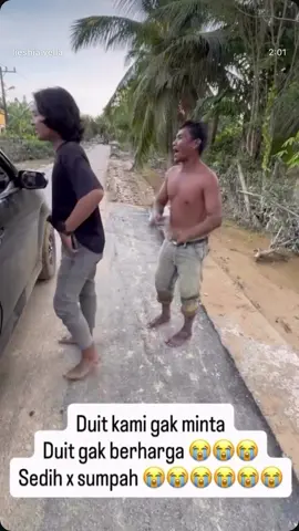 Sampek viral x vidio kami ini lo..  Aceh sedang berduka tanpa makan , sembako dan air bersih, di malam hari Juga tidak da lampu .. Bayangkan gimana hidup mereka di ksh uang aja mereka tidak mau krn engak ada gunanya sedih 🥲 Kamis kami mau balik ke mari lagi buat ksh makanan dan sembako dan apa yg mereka butuhkan buat mereka Bagi teman