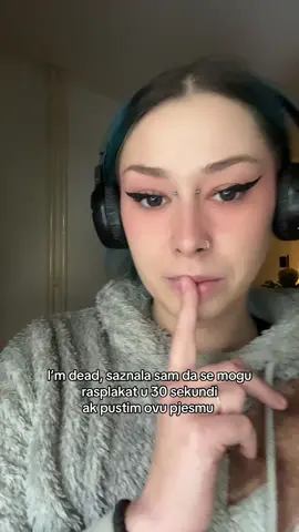 Ova reakcija se zove Frisson, a proizvodi je isti dio mozga koji kontrolira ovisnost, pamćenje i emocije. (WHY MUSIC HAS SUCH A POWERFUL EFFECT ON THE HUMAN BRAIN by Shibasis Rath) #music #frisson #neuroscience #article 