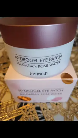 Aujourd’hui, je vous présente les Bulgarian Rose Hydrogel Eye Patch de @heimish.cosmetics . Un vrai petit bijou dans ma routine skincare ! 🌹 Ces patchs hydrogel à l’eau de rose bulgare sont magnifiques avec leurs paillettes roses et surtout très efficaces.  Leur texture élastique épouse parfaitement le contour des yeux, ce qui améliore l’absorption de l’essence et permet de profiter pleinement des ingrédients actifs. Résultat : un regard plus frais, plus lumineux, et une utilisation tellement simple que c’en devient un plaisir quotidien. Franchement, j’aime beaucoup ! 💗 Je remercie @YesStyleInfluencers  @YesStyle  Je vous invite à découvrir sur : 👉 Yesstyle.com Et profite de mon code : LAEC1521 Je vous souhaite une excellente journée 💕 💕 💕  #heimish #bulgarianrose #collaborationcommerciale  #yesstyle #yesstyleinfluencer 