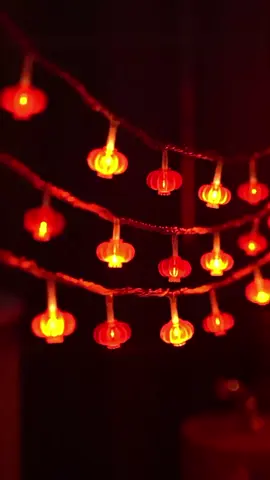 Dây đèn led nhấp nháy trang trí dịp Tết, hình lồng đèn mini màu đỏ hoặc đa sắc, 8 chế độ nháy, có thể ghép nối, cắm điện. #dennhaytrangtritet #dennhaytrangtritet2026 #daydenledlongden #dennhaylongden #daydenledtrangtritet 