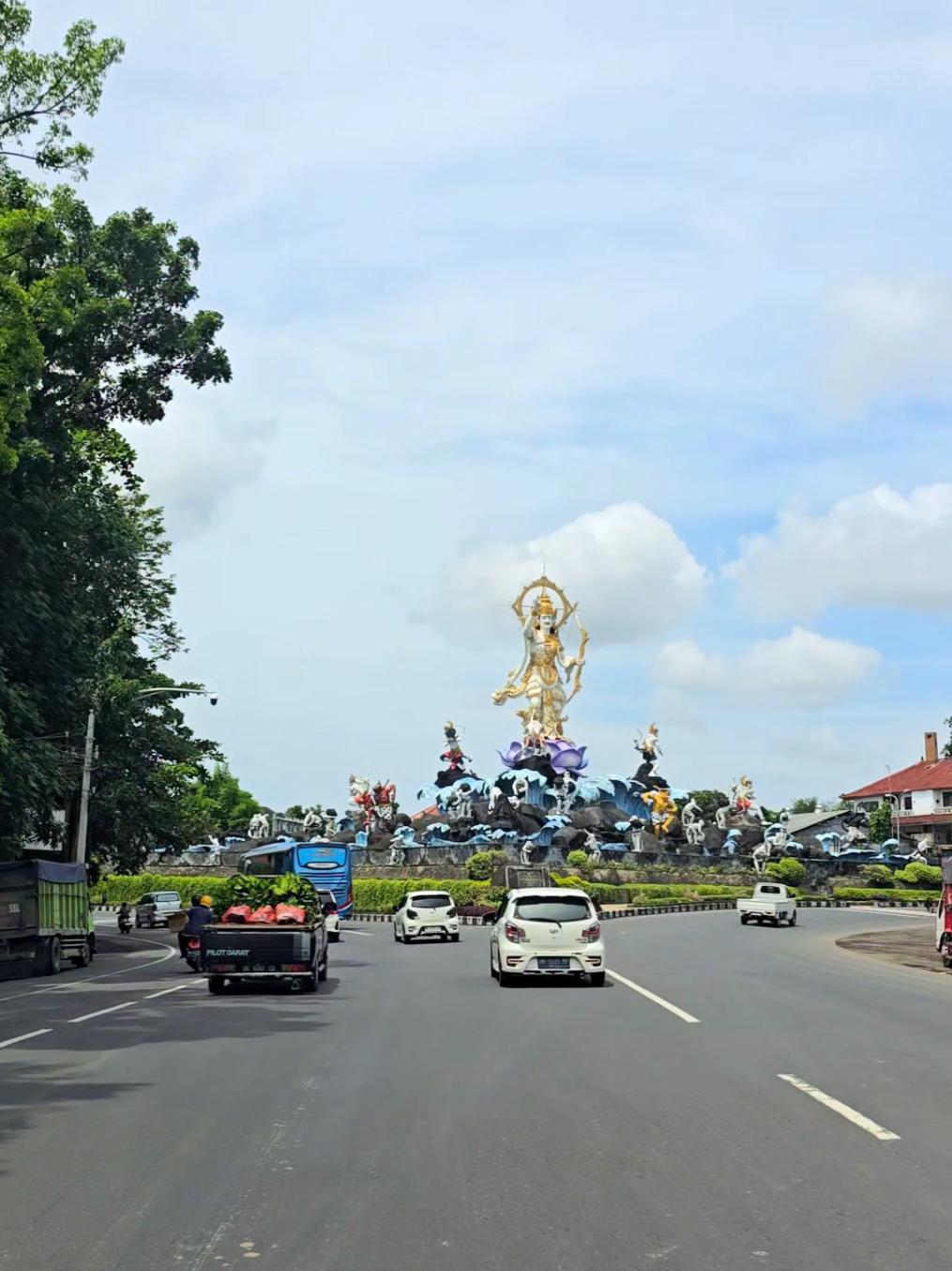 video mentahan ambil aja buat bahan story mu sumeton . kata orang ini patung monyet tapi saya bilang ini patung Titi Banda. 📍 jalan bypass ngurahrai ( patung titi banda ) bali .. #videomentahan #mentahanvideo #sanur #denpasar #bali 