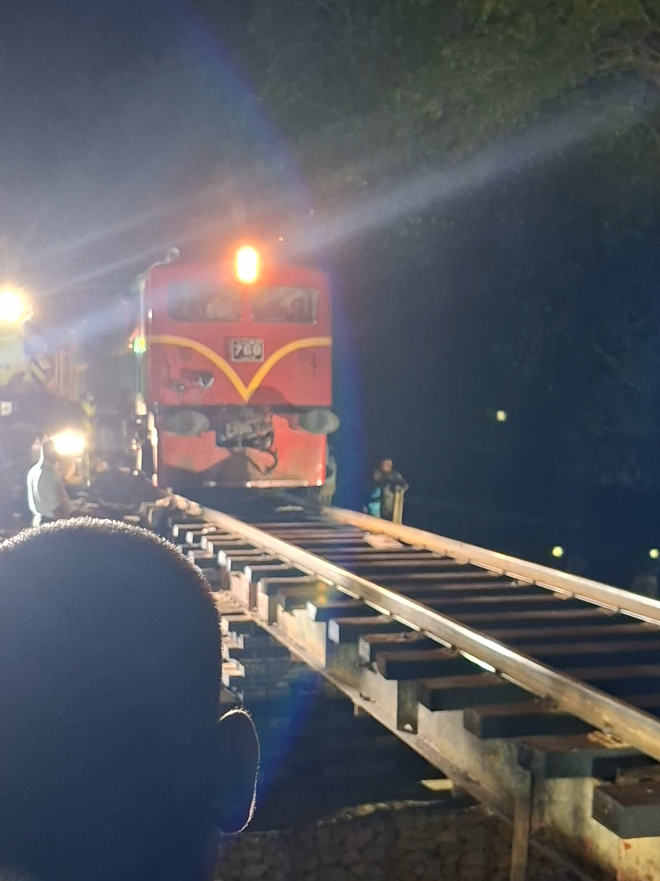 අලව්ව හා බොජ්ජමුව අතර විනාශයට පත්වූ කොටසේ එක් මංතීරුවක් යතා තත්වයට පත් කර සාර්ථකව පරීක්ශන ධාවනයක් කරන ලදී.මේ සදහා උරදුන් සියලුම සේවක මහතුන්ට හා යුද හමුදා සෙබල හා නිලදාරී මහතුන්ට හද පිරි ප්‍රනාමය♥️🚂😘🇱🇰 #srilankan_tik_tok🇱🇰 #railway #supervisorymanagerrailway #railwaysrilanka🔥srilanka #flooddisaster 