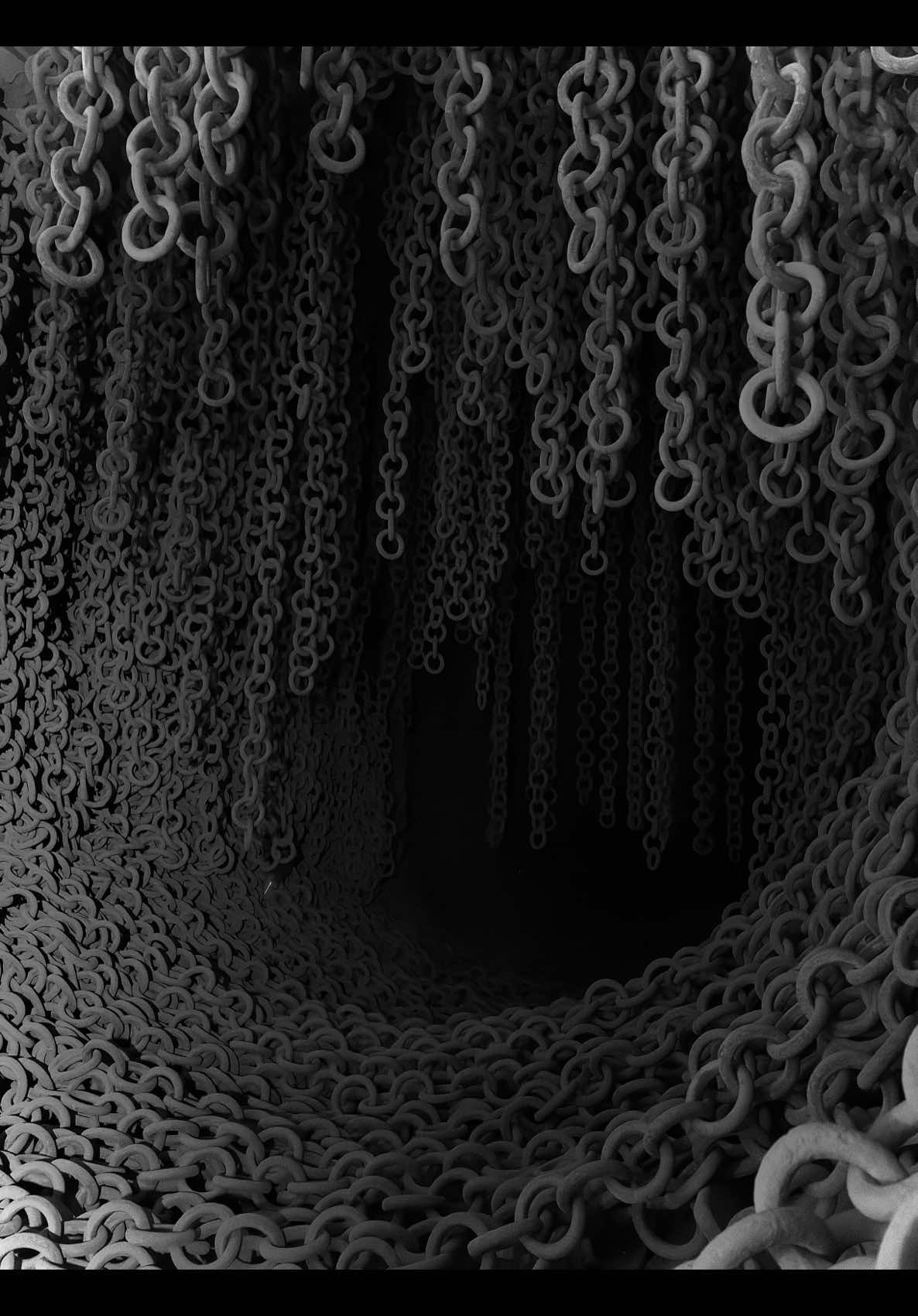 日本利用压电瓷砖将脚步转化为电能。这些瓷砖捕捉来自你脚步的动能。当你行走时，你的重量和动作会对瓷砖产生压力。瓷砖会轻微弯曲，从而产生机械应力。瓷砖内部的压电材料将这种应力转化电能。每一步都会产生少量电荷，而数百万步结合在一起就能产生足够的电力来驱动 LED灯、数字显示屏和传感器。在像涩谷车站这样繁忙的地方，每天大约有240万个脚步为这一系统作出贡献。这些电能可以被储存或立即使用，从而减少对传统电力来源的依赖，并支持可持续的城市基础设施。这种方法将日常运动转化为实用的可再生能源#рекомендации #новости #треш 