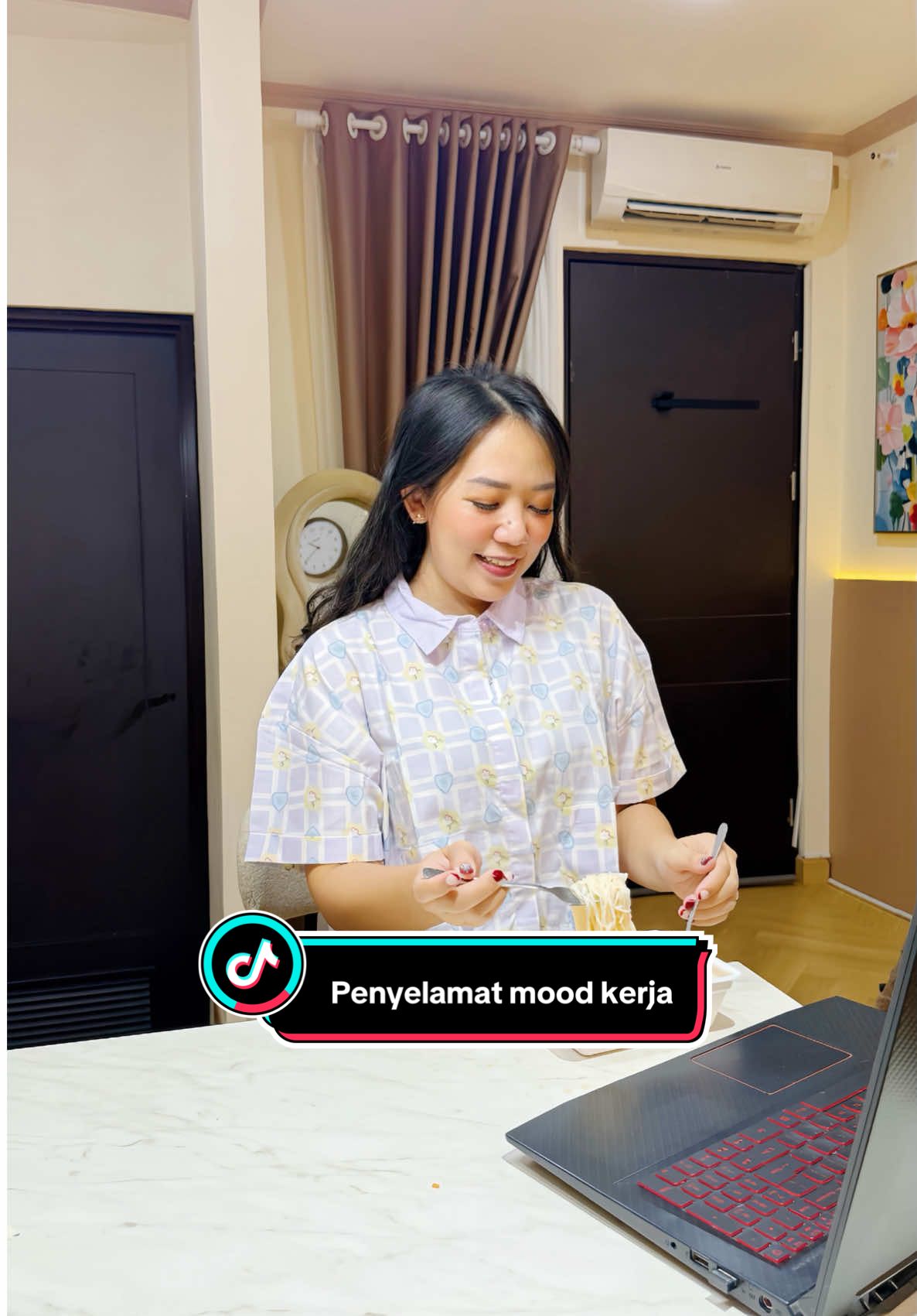 Baru buka laptop udah pengen clock out 😭 Apalagi perut kosong + meeting numpuk… Produktivitas langsung hilang nggak sih?! 😩 Untung ada Arirang Meals Box @ARIRANG @HouseofArirang penyelamat mood kerja! 🍜✨ Korean vibes tanpa ribet — cocok buat deadliner jadi breadwinner 😎💼 Yuk cobain Arirang Meals Box Series! Bisa kamu temuin di:  🛒 Ranch Market 🛒 Farmers Market 🛒 E-commerce kesayangan kamu #Arirang #ArirangMealsbox  #RasaUntukYangTersayang