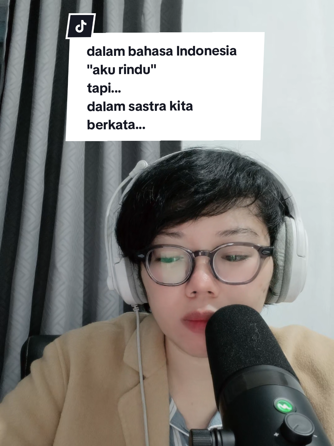 menyusun kalimat rindu pada sastra, siapa yang lagi kamu rindukan? #puisi #sastra #sajak #fyp #quotes 