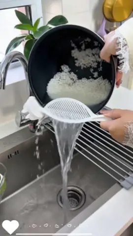 #tiktok #fyp #厨房好物  #淘米神器#goodthing  Using this rice washing gadget , you can simply drain the water after  washing the rice : it’s convenient  and saves time . Comments are welcome . Saya mengesyorkan alat basuh  beras yang menakjubkan ini  kepada semua orang .
