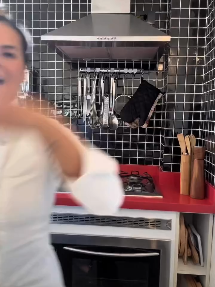 Se você acha que casca de camarão é lixo, assista esse vídeo 🍤✨ Hoje eu te provo que ela é, na verdade, o começo de um dos sabores mais intensos que você pode criar: um bisque de camarão. Tudo isso vira um caldo rico, encorpado, cheio de profundidade: o tipo de sabor que transforma qualquer prato simples em gastronomia de verdade 😋 💚 Na Naturallis, esse é exatamente o jeito que a gente trabalha: nada de desperdício, tudo de verdade. É por isso que nossos pratos têm aquele gosto caseiro de quem faz com intenção. Quer comer bem sem ter que fazer um bisque na terça-feira à noite? As nossas marmitas estão no link da bio: prontas, equilibradas e cheias desse cuidado que você vê aqui. 💬 Me conta: você gostou dessa receita? #camarão #pedegalinha #colageno #colagen #colagenoparalasmujeres #colagenohidrolizado #suino #filé #polvo #entremet #confeitaria #tulipinhadefrango #RiceCooking #CookingTips #PerfectRice #CulinaryAdventure #arboriorice #venererice #RisoScotti #creativecooking #churras