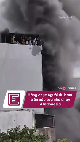 Hàng chục người đu bám trên nóc tòa nhà cháy ở Indonesia #VnExpress #vnego 