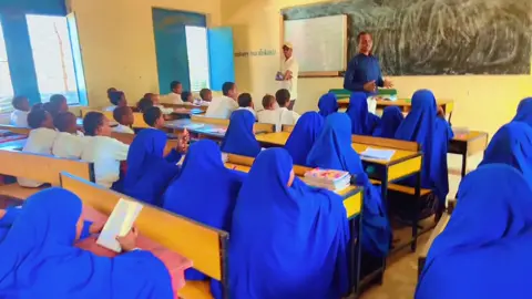 Maanta waxaan booqasho ku tagay dugsiga hoose dhexe iyo sare ee jawiil waxaan dib u xasuustay xiliyadii aan macalinka ka ahaa dugsigaan jawiil macalimkinta iyo ardayda aad baan ugu mahadcelinayaa  garab istaagga ardaygu waa muhiimadda koowaad #hirshabelle💙🤍💚 #somalitiktok #foryoupage #mugadisho🇸🇴 