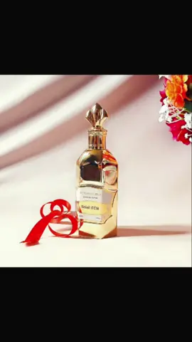 Salutations💫 #sotd  ​☀️ CORNICHE D'OR - Soleil d'Été : Un Rayon de Lumière en Flacon ​Le parfum Soleil d'Été de CORNICHE D'OR, présenté dans un flacon doré éclatant, est bien plus qu'une fragrance : c'est une invitation à l'évasion, une capture olfactive de la saison estivale. Cet Extrait De Parfum se distingue par sa concentration riche et sa tenue exceptionnelle, promettant un sillage qui persiste comme le souvenir d'une journée parfaite au soleil. ​Dès la première vaporisation, Soleil d'Été évoque immédiatement la chaleur des plages méditerranéennes et l'insouciance des vacances. C'est une composition lumineuse qui équilibre la fraîcheur des agrumes avec la profondeur des notes florales et boisées. Ce parfum s'adresse à ceux qui recherchent une signature audacieuse et radieuse. ​Notes Olfactives /Type de Note / Note Type Description (Français) Description (English) Tête (Top Notes) Les notes de tête sont pétillantes et fraîches, ouvrant la voie avec une explosion d'agrumes dynamisants et d'accords verts. Sparkling and fresh, opening the way with a burst of dynamic citrus and green accords. Cœur (Heart Notes) Le cœur révèle une richesse florale, souvent dominée par des fleurs blanches solaires comme le jasmin ou l'ylang-ylang, apportant une douceur veloutée. The heart reveals a floral richness, often dominated by sun-drenched white flowers like jasmine or ylang-ylang, lending a velvety smoothness. Fond (Base Notes) Les notes de fond ancrent la fragrance avec des accords chauds et sensuels, tels que l'ambre, le musc ou le bois de santal, assurant une longue tenue. 🫠💫🧡💛💫🧡💛 ☀️ CORNICHE D'OR - Soleil d'Été: A Ray of Light in a Bottle ​The Soleil d'Été perfume by CORNICHE D'OR, presented in a dazzling golden bottle, is more than just a fragrance: it's an invitation to escape, an olfactory capture of the summer season. This Extrait De Parfum stands out for its rich concentration and exceptional longevity, promising a trail that lingers like the memory of a perfect day in the sun. ​From the very first spray, Soleil d'Été immediately evokes the warmth of Mediterranean beaches and the carefree spirit of vacation. It is a luminous composition that balances the freshness of citrus fruits with the depth of floral and woody notes. This fragrance is aimed at those who seek a bold and radiant signature scent.Note 🧡💛 Type de Note Description (English) Description (Français) Top Notes (Notes de Tête) Sparkling and fresh, opening the way with a burst of dynamic citrus and green accords. Les notes de tête sont pétillantes et fraîches, ouvrant la voie avec une explosion d'agrumes dynamisants et d'accords verts. Heart Notes (Notes de Cœur) The heart reveals a floral richness, often dominated by sun-drenched white flowers like jasmine or ylang-ylang, lending a velvety smoothness. Le cœur révèle une richesse florale, souvent dominée par des fleurs blanches solaires comme le jasmin ou l'ylang-ylang, apportant une douceur veloutée. Base Notes (Notes de Fond) The base notes anchor the fragrance with warm and sensual accords, such as amber, musk, or sandalwood, ensuring long-lasting wear.Un souffle d'été éternel. ✨ Laisse le soleil se poser sur ta peau. #SoleilDEte #CornicheDor #ParfumSensuel #ExtraitDeParfum 🧡🧡Quand l'or liquide rencontre le souvenir d'un baiser sous le soleil.  💛CORNICHE D'OR 