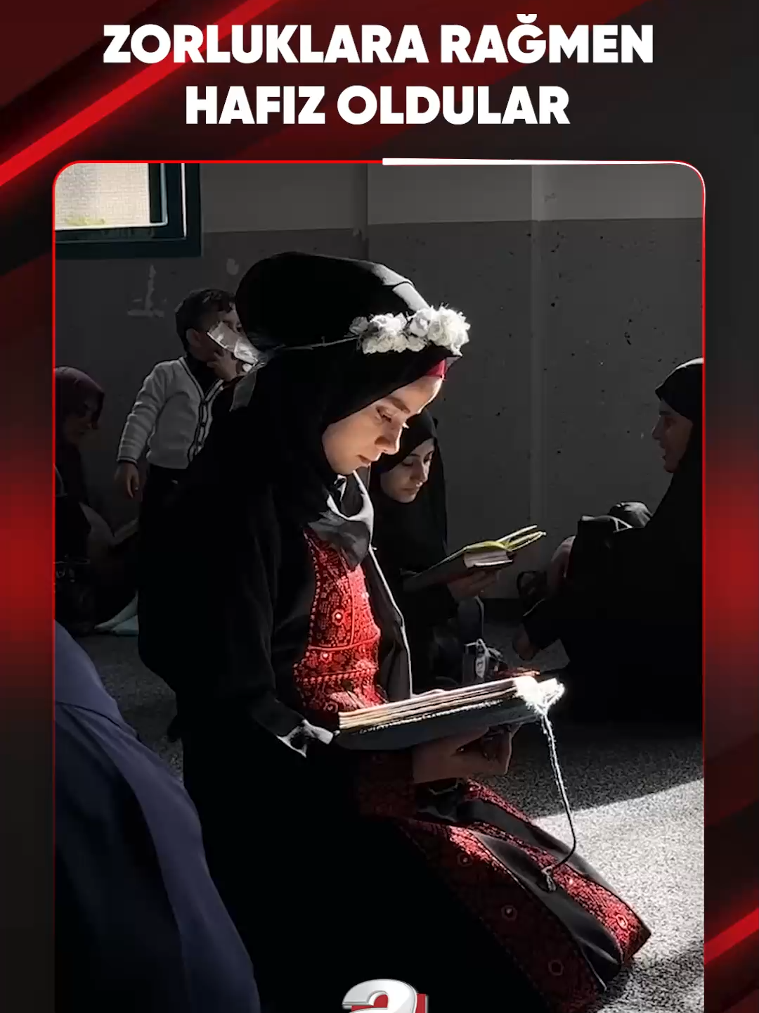 🔹 #Gazze'deki Nusayrat Kampı'nda bulunan Seyyid Kutub Mescidi'nde onlarca Filistinli kız öğrenciye hafızlık töreni düzenlendi. 🔹 Katil İsrail'in Gazze'de 2 yıldır sürdürdüğü soykırım niteliğindeki savaşın ağır şartlarına rağmen hafızlıklarını tamamlayan #Filistinliöğrenciler, öğretmenlerinin gözetiminde tek bir oturumda toplu okumayı tamamlamak için birbirleriyle yarıştı.