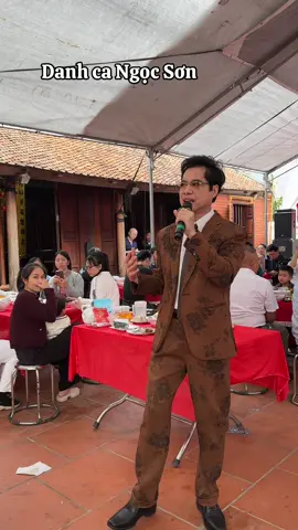 Danh ca Ngọc Sơn hát tặng bà con trong bữa tiệc vô cùng đầm ấm. bài hát do chính anh Ba sáng tác khi mới ở tuổi đôi mươi. 