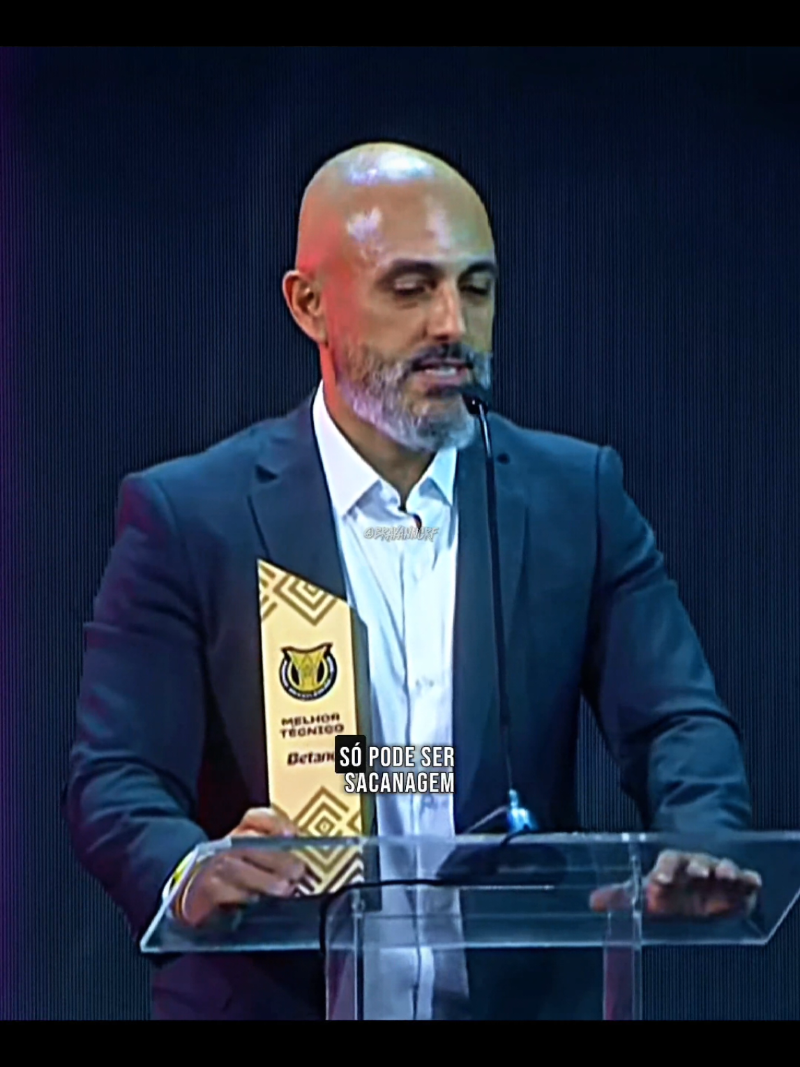 O QUE VOCÊS ACHAM DE FILIPE LUÍS NÃO TER RECEBIDO O PRÊMIO DE MELHOR TREINADOR DO BRASILEIRÃO? #filipeluis #rafaelguanaes #premiação #flamengo #fyp 