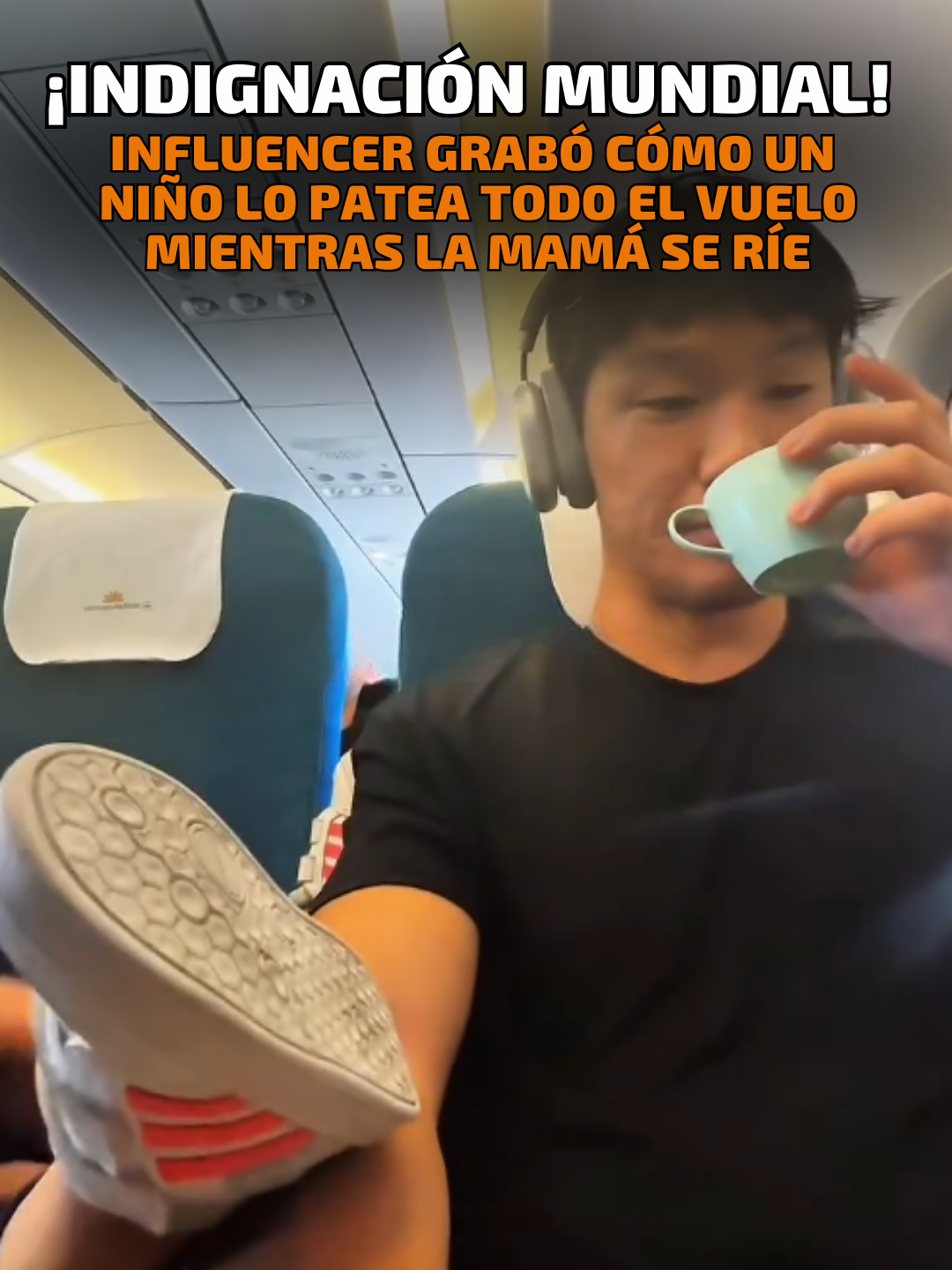 ¡Indignación en pleno vuelo! ✈️ Un influencer tailandés grabó cómo un niño lo pateó todo el viaje mientras la mamá se reía, desatando debate mundial sobre respeto y convivencia en aviones. #Viral #Influencer #Aviones #Tendencia