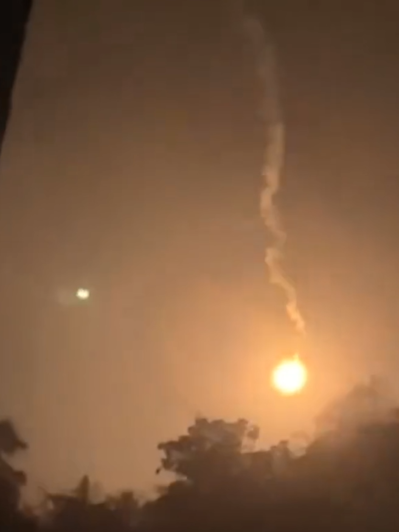 เมื่อสักครู่ - ชาวบ้านเขมรในจังหวัดอุดรมีชัยถ่ายคลิป ทหารไทยยิงกระสุนส่องสว่าง เพื่อข่มขวัญและส่องหาตำแหน่งของทหารกัมพูชาในความมืด ท่ามกลางการสู้รบอย่างดุเดือดที่บริเวณพื้นที่ป่าแนวหน้า