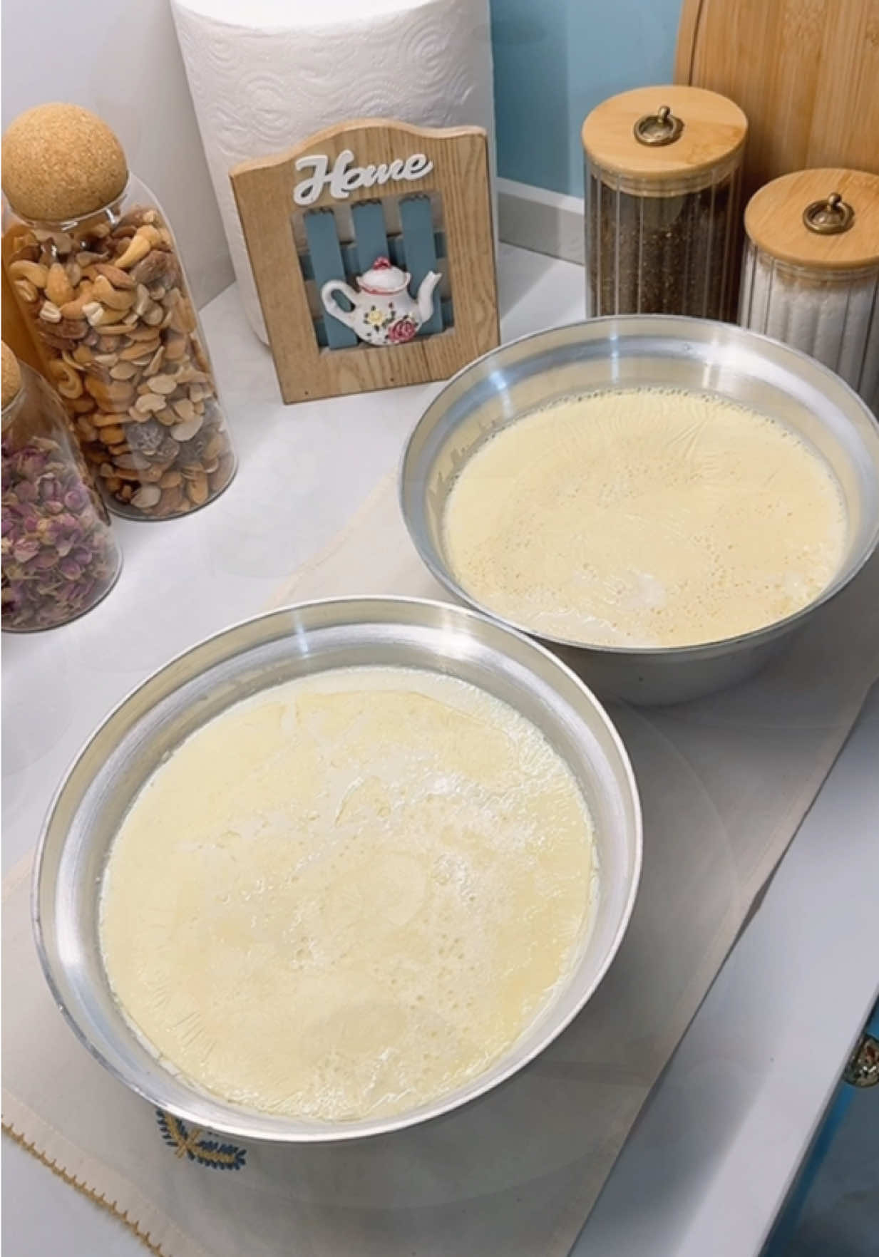 ⁨	اطيب واسهل زبادي روبه عراقية  بنات الطعم رهيب والقوام يجنن عبالك قيمر مو زبادي  دائما اسويها بالشتا ومن الوصفات المفضله بشهر رمضان  المقادير بالكوب المعياري  ٣ اكواب حليب باودر (استخدمت حليب محمود) ٦ اكواب مي  ٣ ملاعق مليانه زبادي  اخلط ع البارد يذوب الحليب اخلي ع نار هاديه الى متوسطه واستمر بالتحريك  ضروري الحليب يفور مره او مرتين حتى نتخلص من ريحه الحليب  بعد مايفور تكدرون تخلو بنفس الجدر اني بسرعه بسرعه قسمته بجداري  واهم شي السرعه حتى احافظ ع الگشوة  اخلي شويه يبرد ويصير دافي اخذ شويه من الحليب من الطرف حتى ماتخرب الگشوة واخلطه مع ٣ ملاعق مليانه زبادي اي نوعيه زبادي انتو تحبوها تكدرون تستخدموها (تنطيكم نفس طعم وقوام الزبادي لي راح تخلوها للحليب) اخلط الحليب والزبادي زين وارجع اضيفه للحليب وهم ب اعواد احاول اوصل الزبادي لكل الحليب بالجدر  اغطي بقطعه قماش واخلي بمكان دافي ليله كامله او ٩ ساعات  بعدها اخلي بالثلاجه ساعتين  يتماسك اكثر  والف عافيه⁩