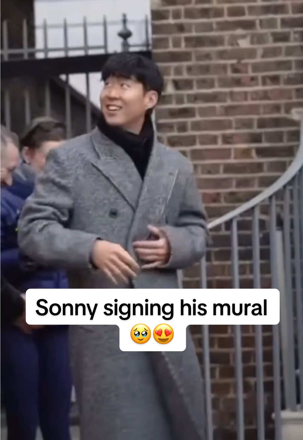 Sonny signing his mural at N17 🥹😍 how special #heungminson #sonheungmin #손흥민 #tottenhamhotspur #fyp 